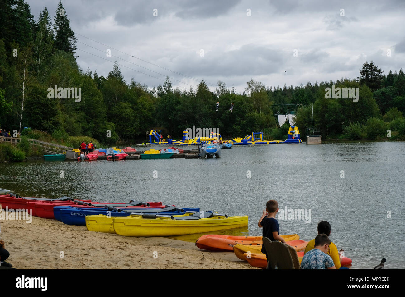 Wasser Aktivitäten wie Kajak und einem aufblasbaren Laufen am See in Center Parcs Longleat Forest, 2019 Stockfoto