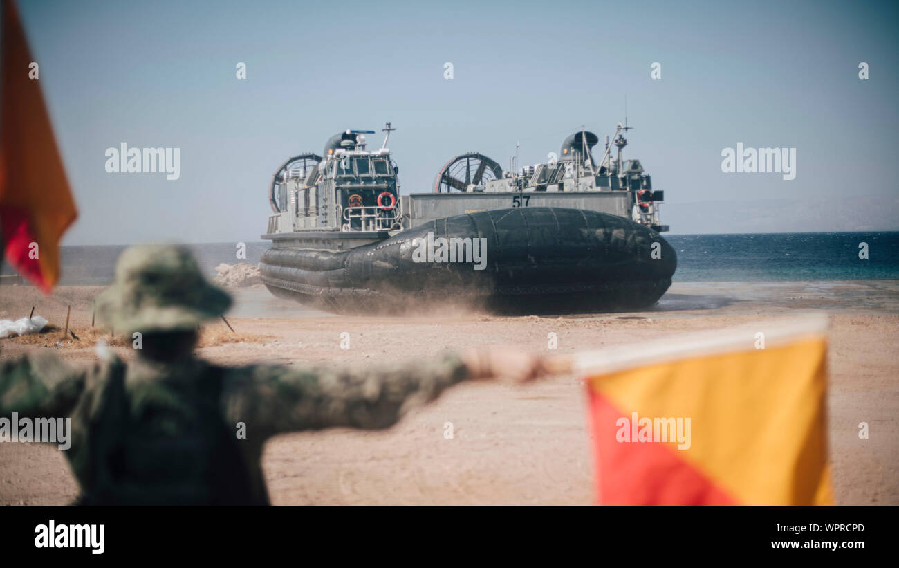 190831-M-HB 658-1008 Aqaba, Jordanien (Aug. 31, 2019) eine Landing Craft, Luftkissen mit Angriff Handwerk Einheit 5 bringt Marines und Geräte mit der 11 Marine Expeditionary Unit an Land in Aqaba, Jordanien zur Unterstützung der Übung eifrig Lion 2019. Eifrig, Lion, US Central Command der größte und komplexeste ausüben, ist eine Gelegenheit, Kräfte in einem multilateralen Umwelt zu integrieren, arbeiten in realistischen Gelände und militärische Stärkung der militärischen Beziehungen. (U.S. Marine Corps Foto: Staff Sgt. Donald Holbert) Stockfoto