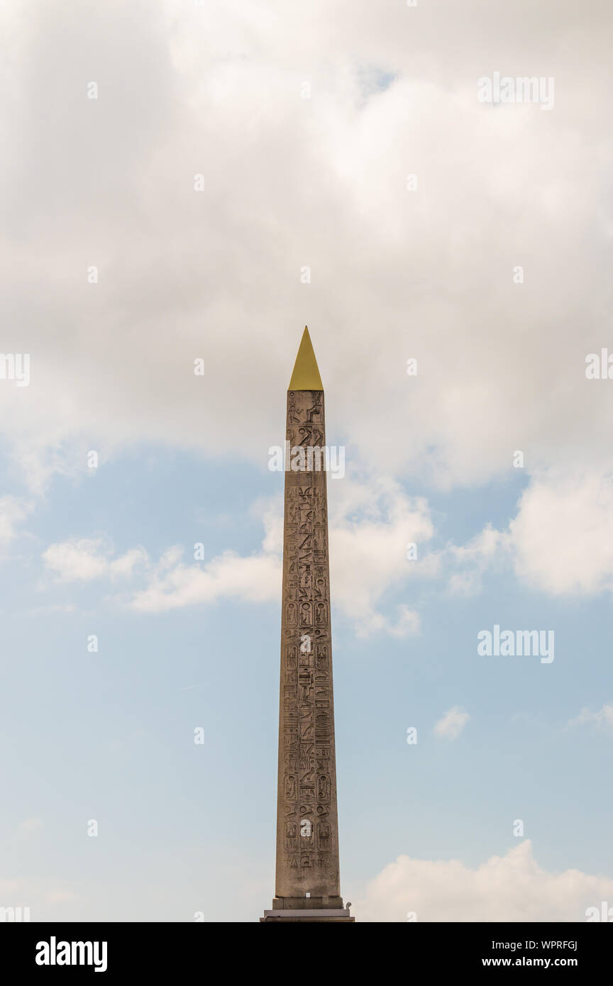 Vertikale Ansicht der Ägyptischen Obelisk von Luxor am Place de la Concorde, Paris, Frankreich an einem bewölkten Tag entfernt. Detaillierte Hieroglyphen gesehen werden kann Stockfoto