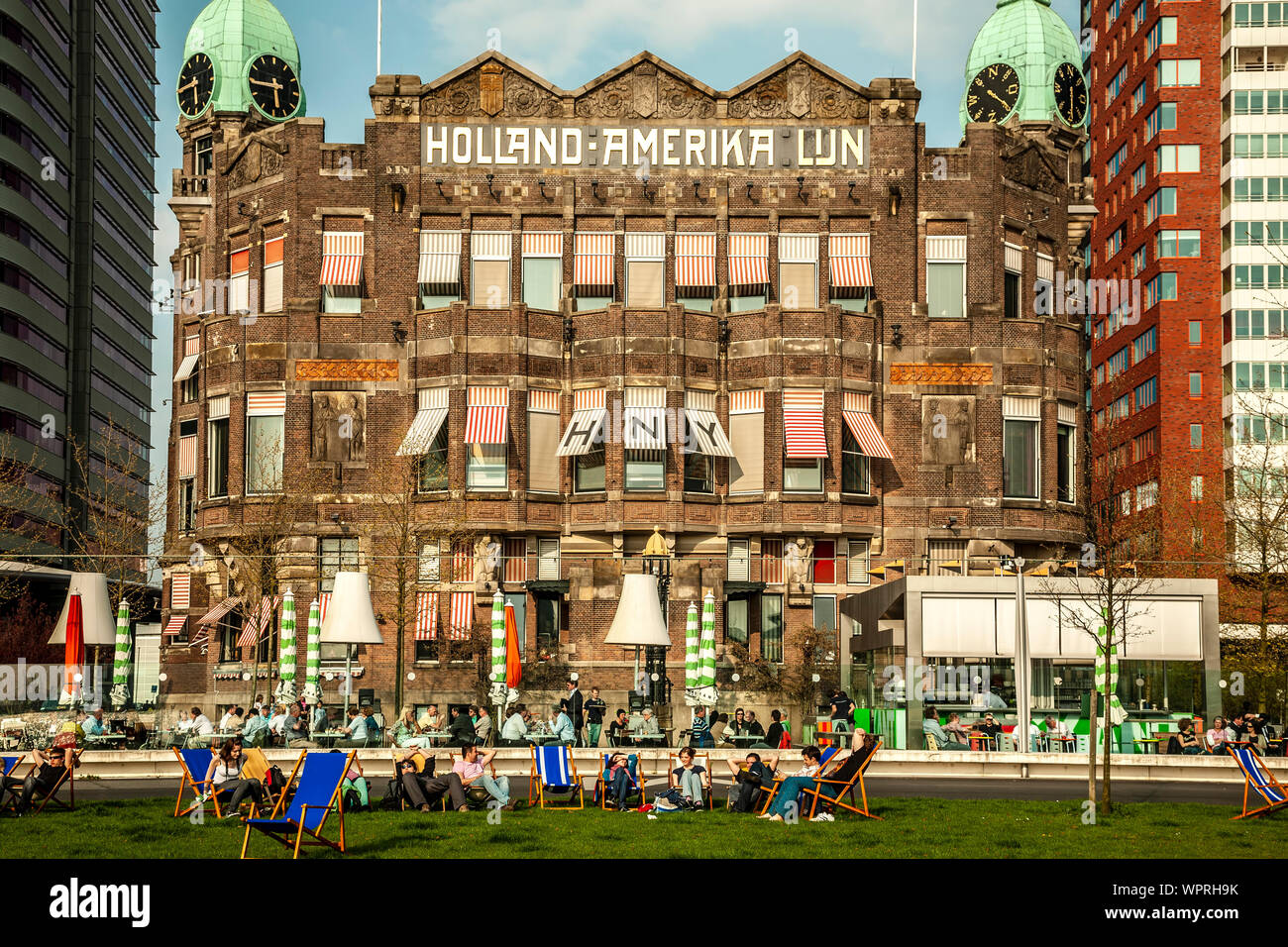 Menschen lungern vor dem Hotel New York (ehemals Holland America Line Gebäude, Rotterdam, Niederlande Stockfoto