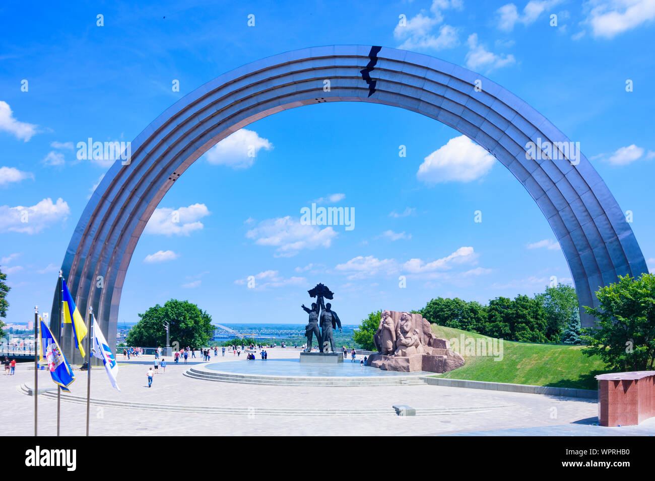 Kiew, Kiew: der Menschen Freundschaft Arch (Freundschaft der Nationen Denkmal), Titan Arch, Bronzestatue, die einen Russischen und Ukrainischen Arbeiter Holding Stockfoto
