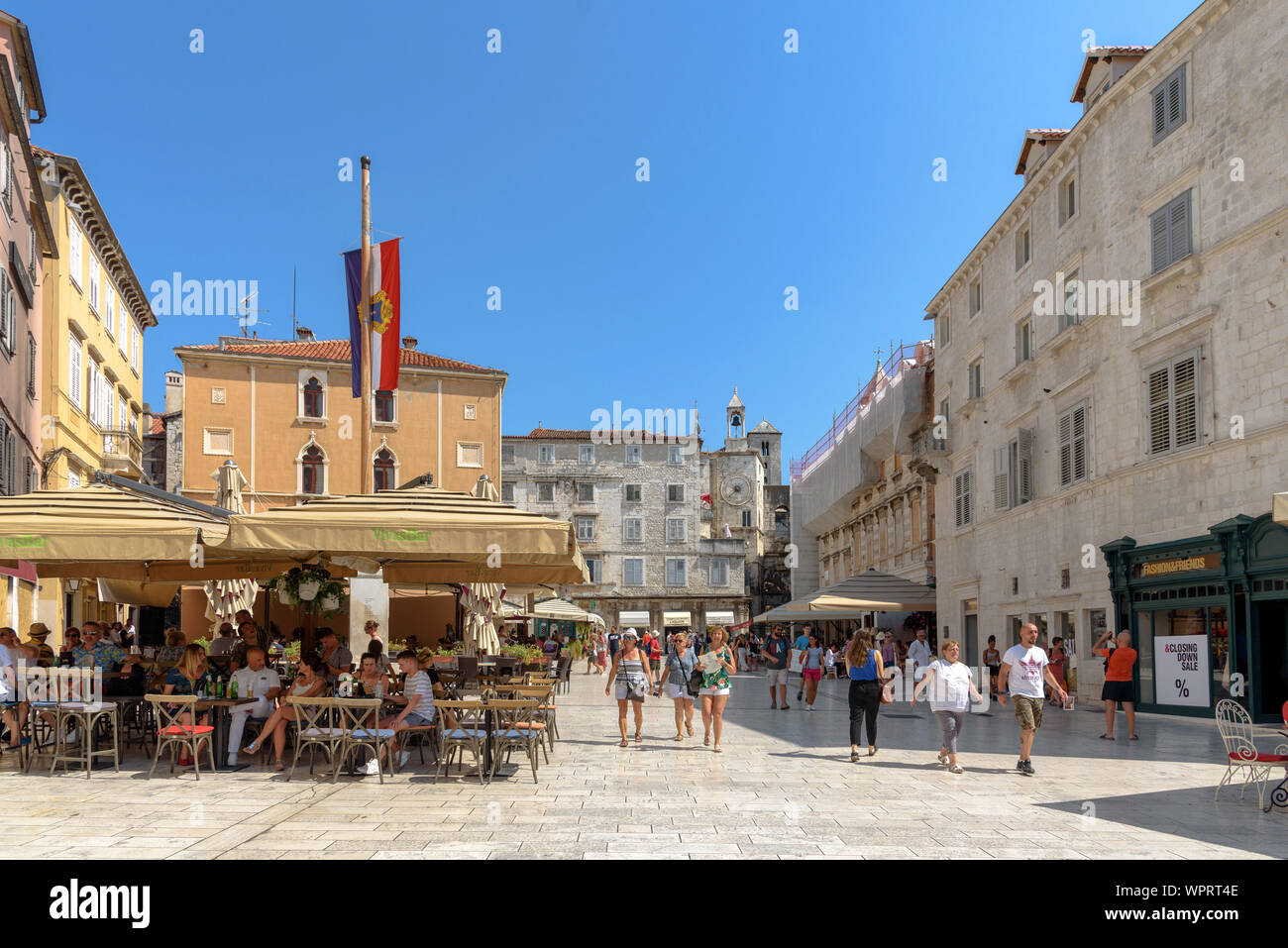 Cafés und Touristen auf Narodni Trg in der Altstadt von Split, Kroatien im Sommer Stockfoto