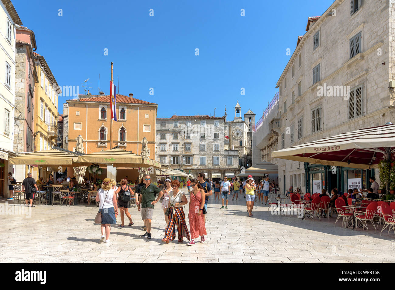 Cafés und Touristen auf Narodni Trg in der Altstadt von Split, Kroatien im Sommer Stockfoto