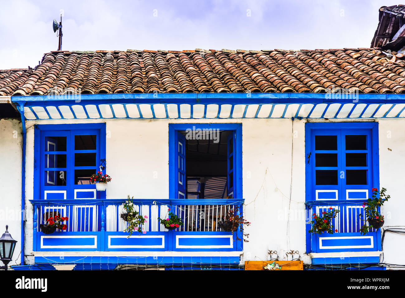 Blick auf den Balkon der bunten kolonialen Altstadt von Salento in Kolumbien Stockfoto