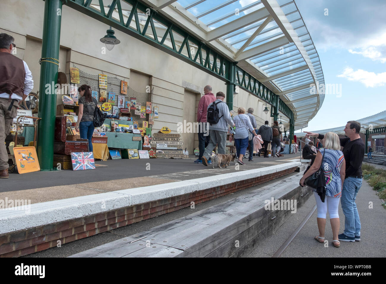Sonntag Marktstände auf der Plattform des alten Hafen von Folkestone Bahnhof, der offiziell im Jahr 2014 geschlossen, Kent, Großbritannien Stockfoto