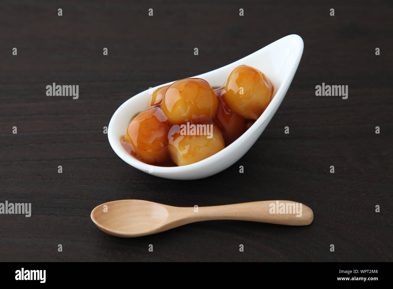 Dango Knödel Japanische süße Nachspeise mit Reis auf dem Teller isoliert auf Tabelle mitarashi Stockfoto