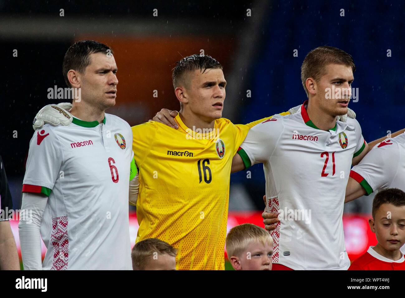 Sergei Politevich (L) Maskim Plotnikow & Zakhar Volkov (R) von Belarus Aufstellung für die Nationalhymne. Wales v Weißrussland Internationale Herausforderung an Stockfoto