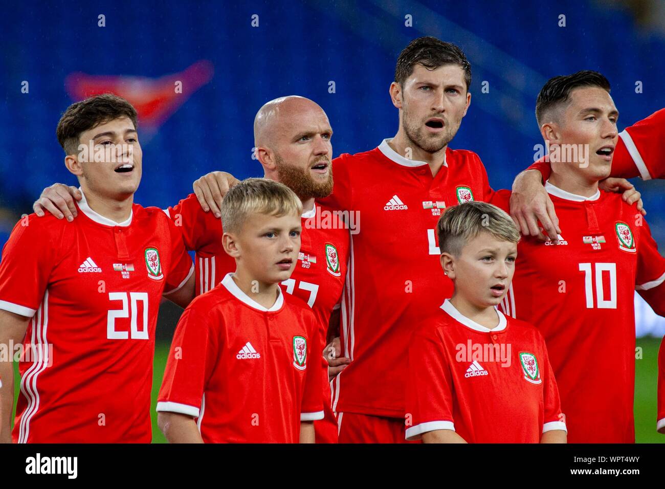 Dan James (L) Jonny Williams, Ben Davies & Harry Wilson (R) Aufstellung für die Nationalhymne. Wales v Weißrussland Internationale Herausforderung auf der Karte Stockfoto