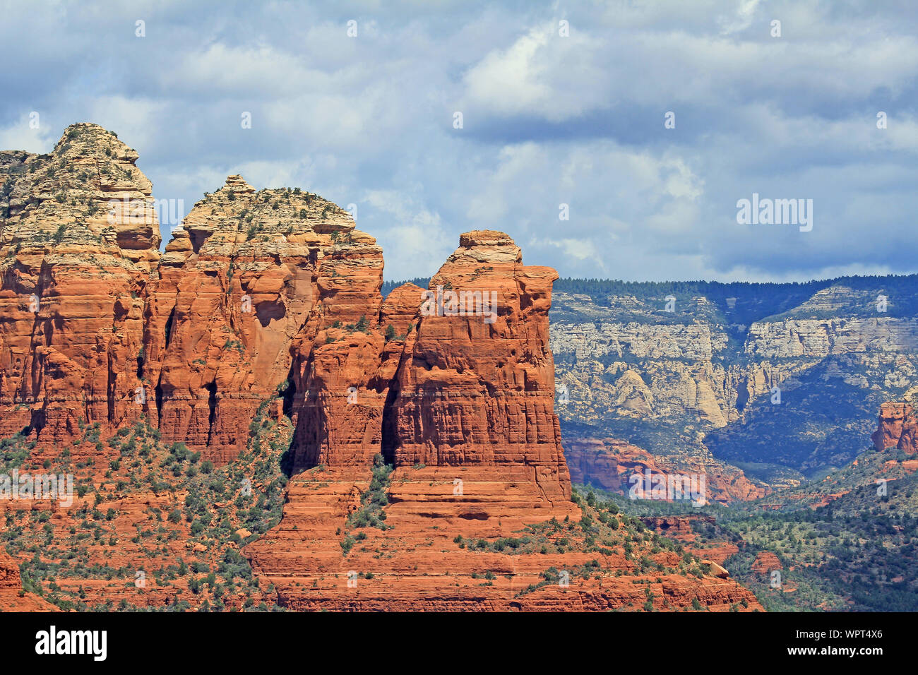 Kaffeekanne Rock bei bewölktem Himmel, Sedona, Arizona Stockfoto