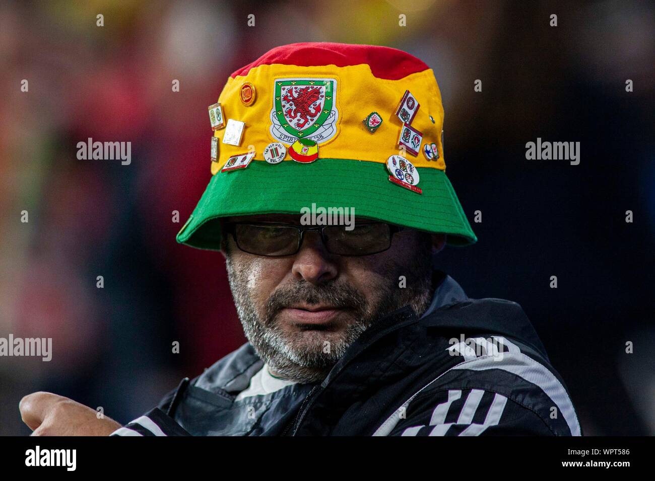 Welsh Ventilator in einer Wanne Hut. Wales v Weißrussland Internationale Herausforderung Gleiches an der Cardiff City Stadium. Lewis Mitchell/YCPD. Stockfoto