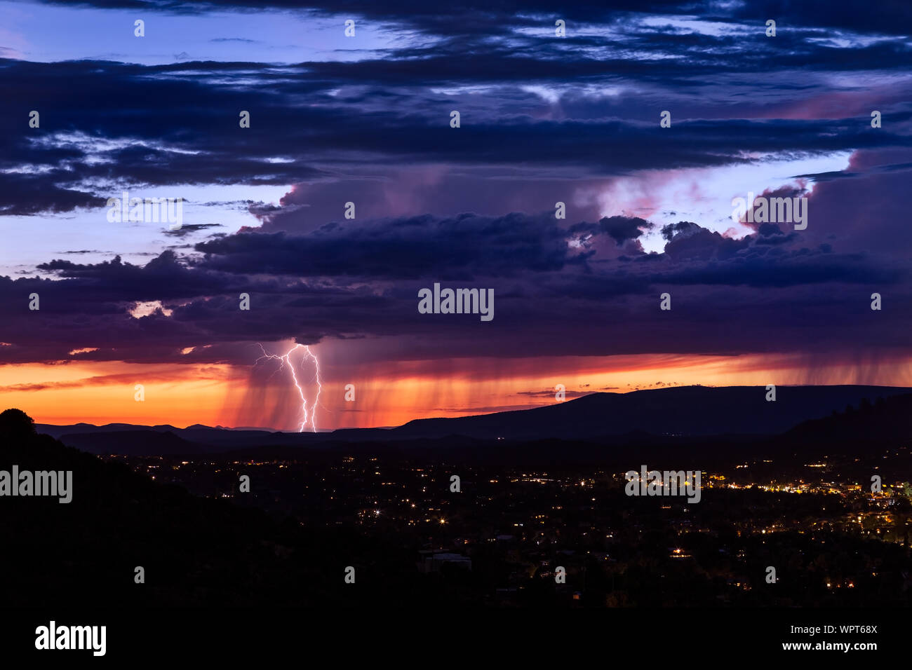 Sonnenuntergang in Sedona, Arizona mit Blitzeinschlägen von einem fernen Sturm Stockfoto