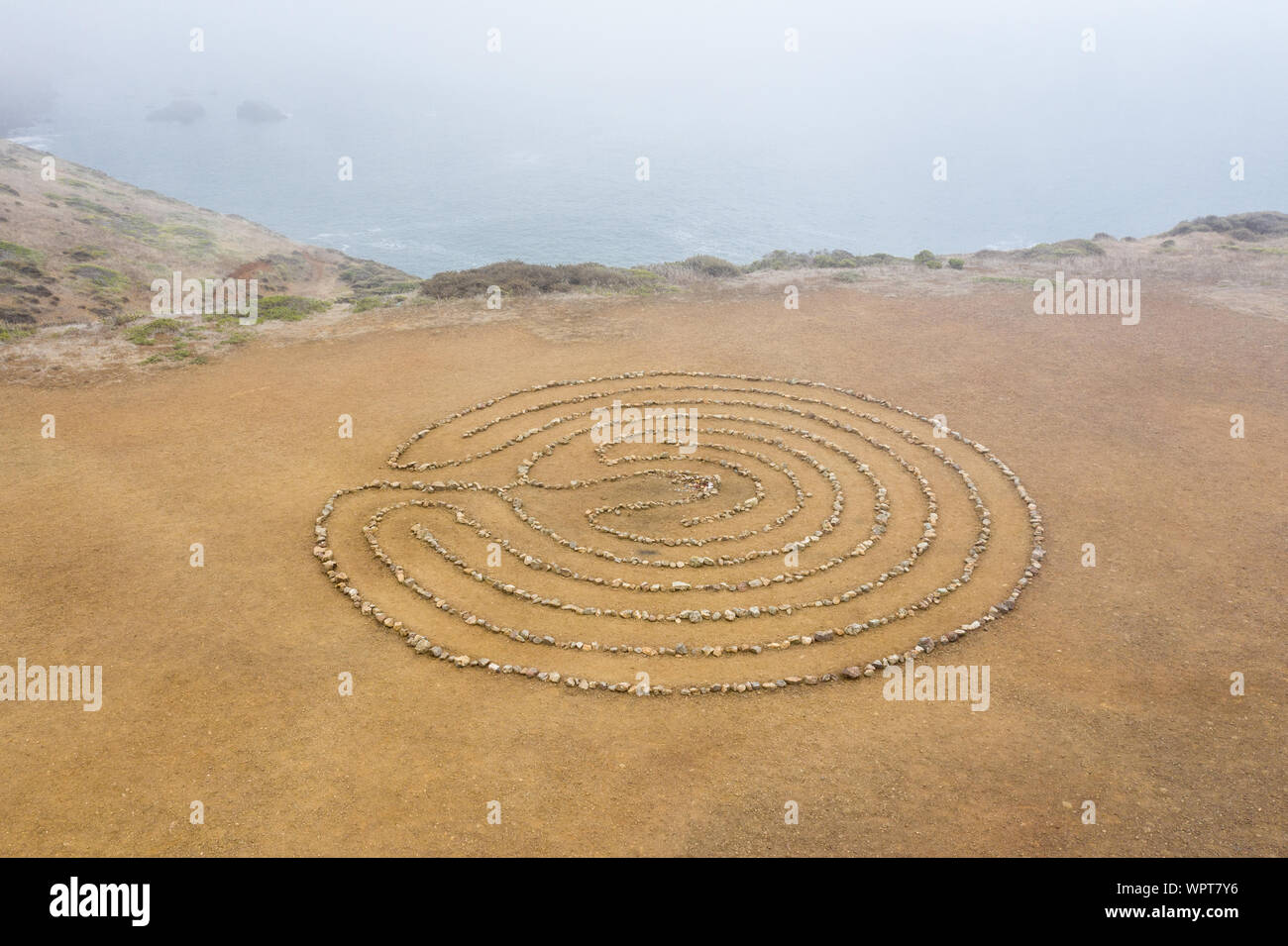 Eine kreisförmige Felsenlabyrinth, für die Meditation benutzt, ist am Rande des Pazifischen Ozeans gefunden, nördlich von San Francisco im Marin Headlands. Stockfoto