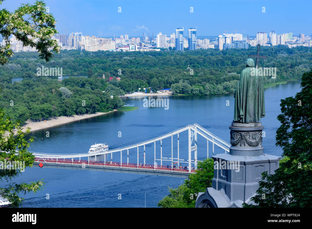 Kiew, Kiew: hl. Wladimir Denkmal, Volodymyrska Hügel oder der hl. Wladimir Hill, Fluss Dnjepr (dnjepr), Parkovy (Fußgängerzone) Brücke zur Insel Trukhaniv Stockfoto