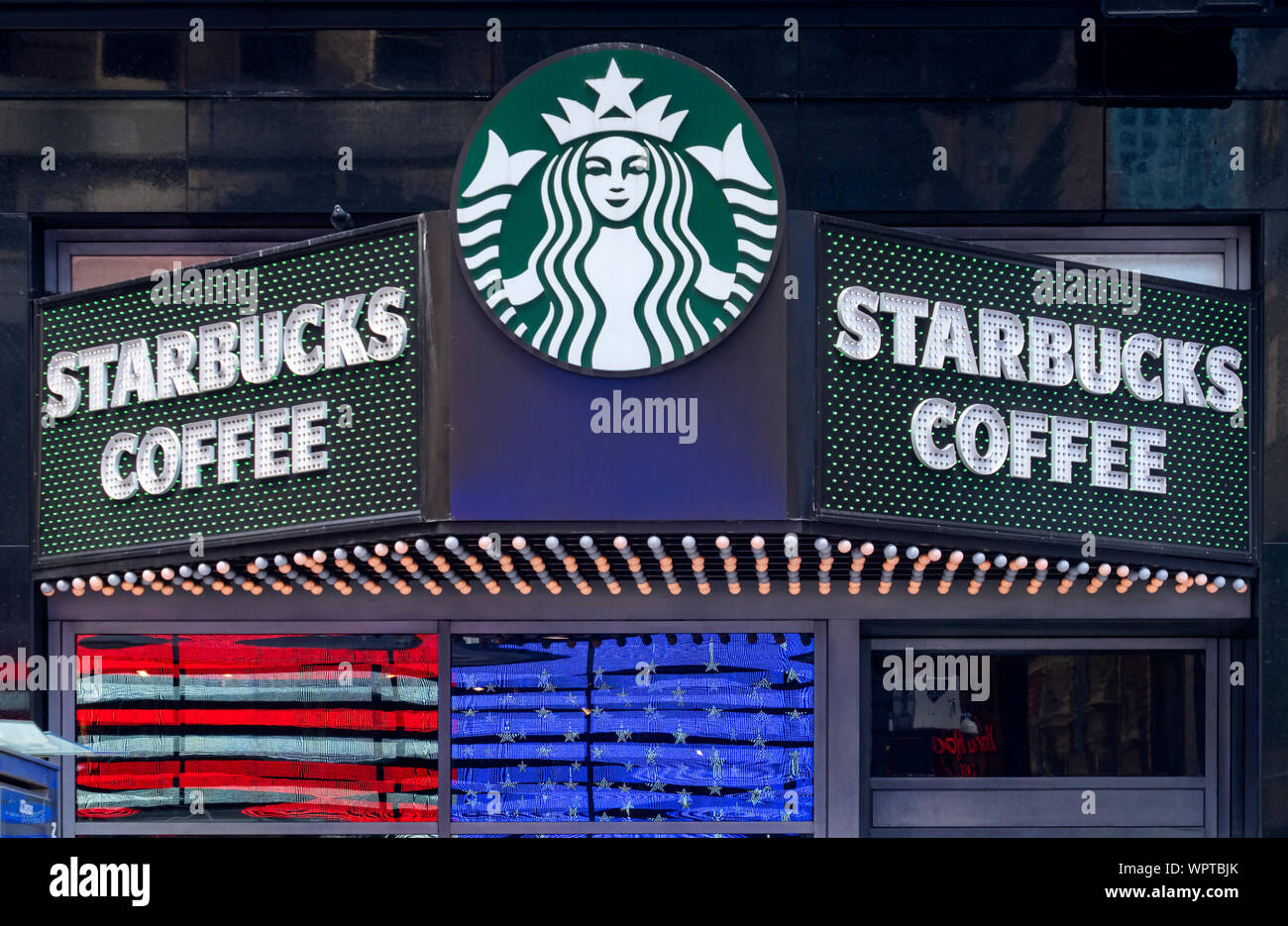 Starbucks Eingang und Emblem, Times Square, New York, USA Stockfoto