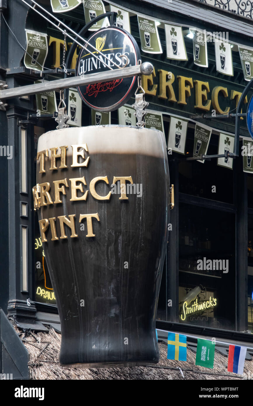 Außerhalb von Connolly's Irish Bar, 45th Street, Manhattan, New York, USA Stockfoto