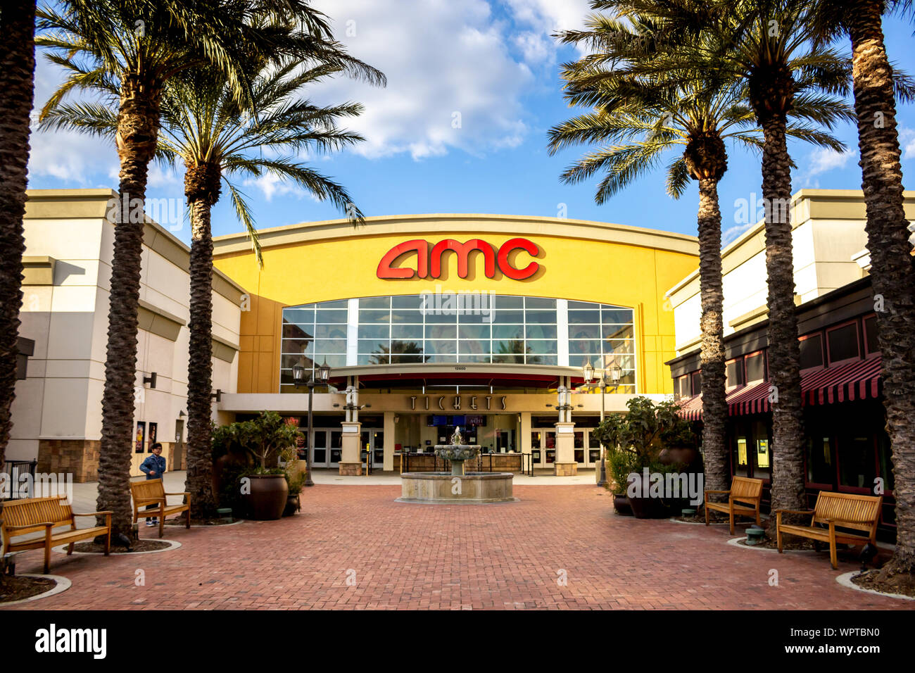 Rancho Cucamonga, Kalifornien, Vereinigte Staaten - 02-22-2019: Blick auf ein Schild vor dem Laden und plaza für das Kino AMC. Stockfoto