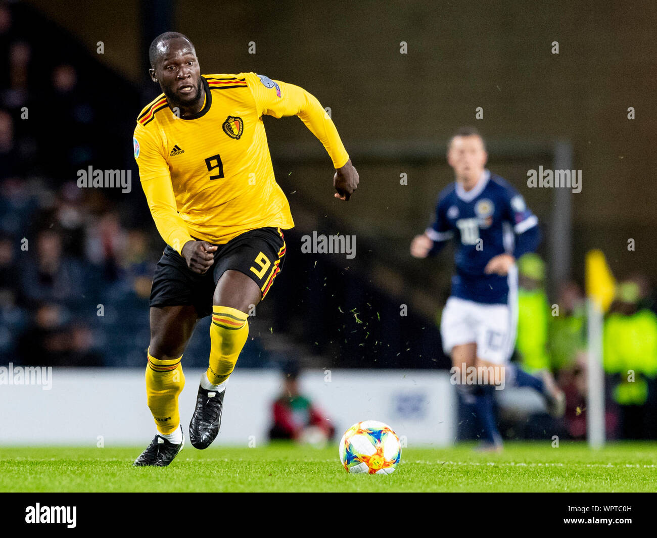 9. September 2019; Hampden Park, Glasgow, Schottland; EM-Qualifikationsspiel 2020, Schottland gegen Belgien; Romelu Lukaku Belgien vorwärts treibt auf der Kugel - redaktionelle Verwendung. Stockfoto