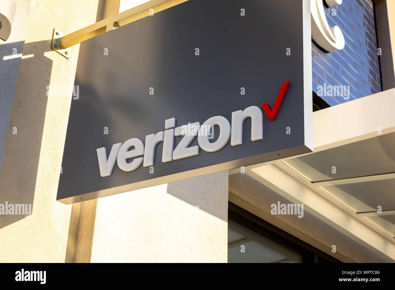 Los Angeles, Kalifornien, Vereinigte Staaten - 03-01-2019: Ein Schild an der Ladenfront des Telekommunikationsunternehmens Verizon Wireless. Stockfoto