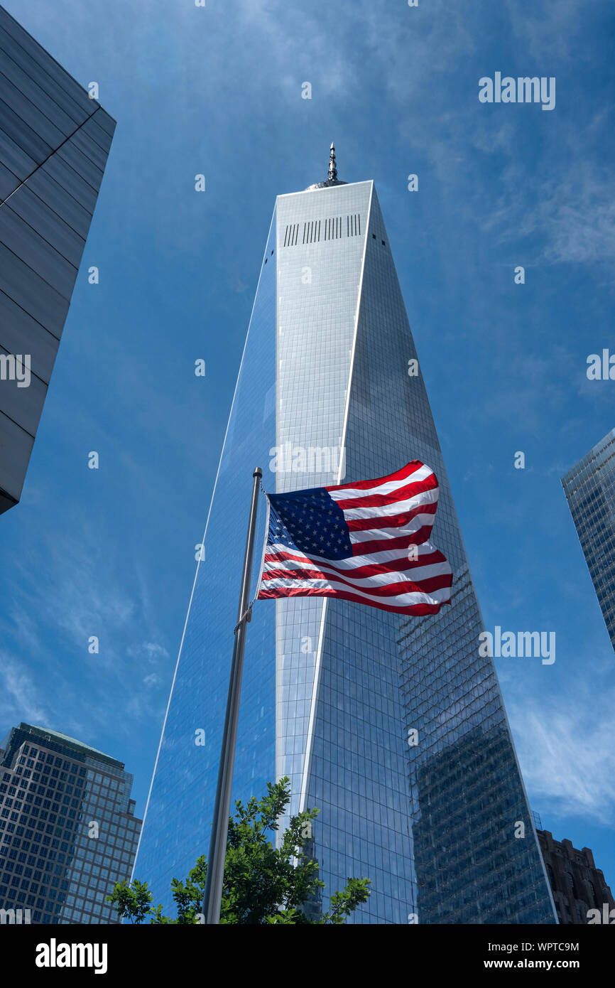 Das One World Trade Center und Sternenbanner Flagge gesehen von Ground Zero, New York, USA Stockfoto