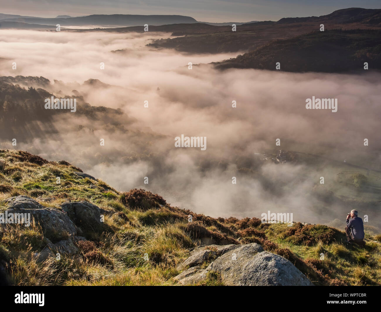Fotograf shooting ein Nebel Tal, Capel Curig, Snowdonia National Park, North Wales, UK. MODEL RELEASED Stockfoto