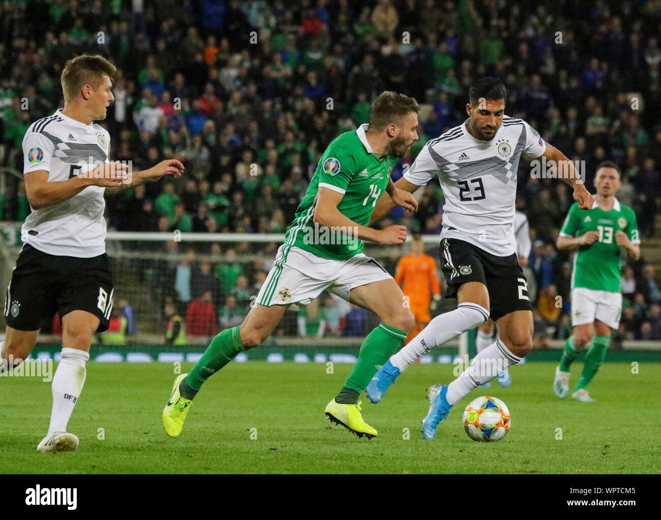 Nationale Fußball-Stadion im Windsor Park, Belfast, Nordirland. 09. September 2019. UEFA EURO 2020 Qualifikation - Gruppe C, Nordirland gegen Deutschland (weiß). Aktion von heute Abend nähere Bestimmung. Stuart Dallas (14), Emre (23). Quelle: David Hunter/Alamy Leben Nachrichten. Stockfoto