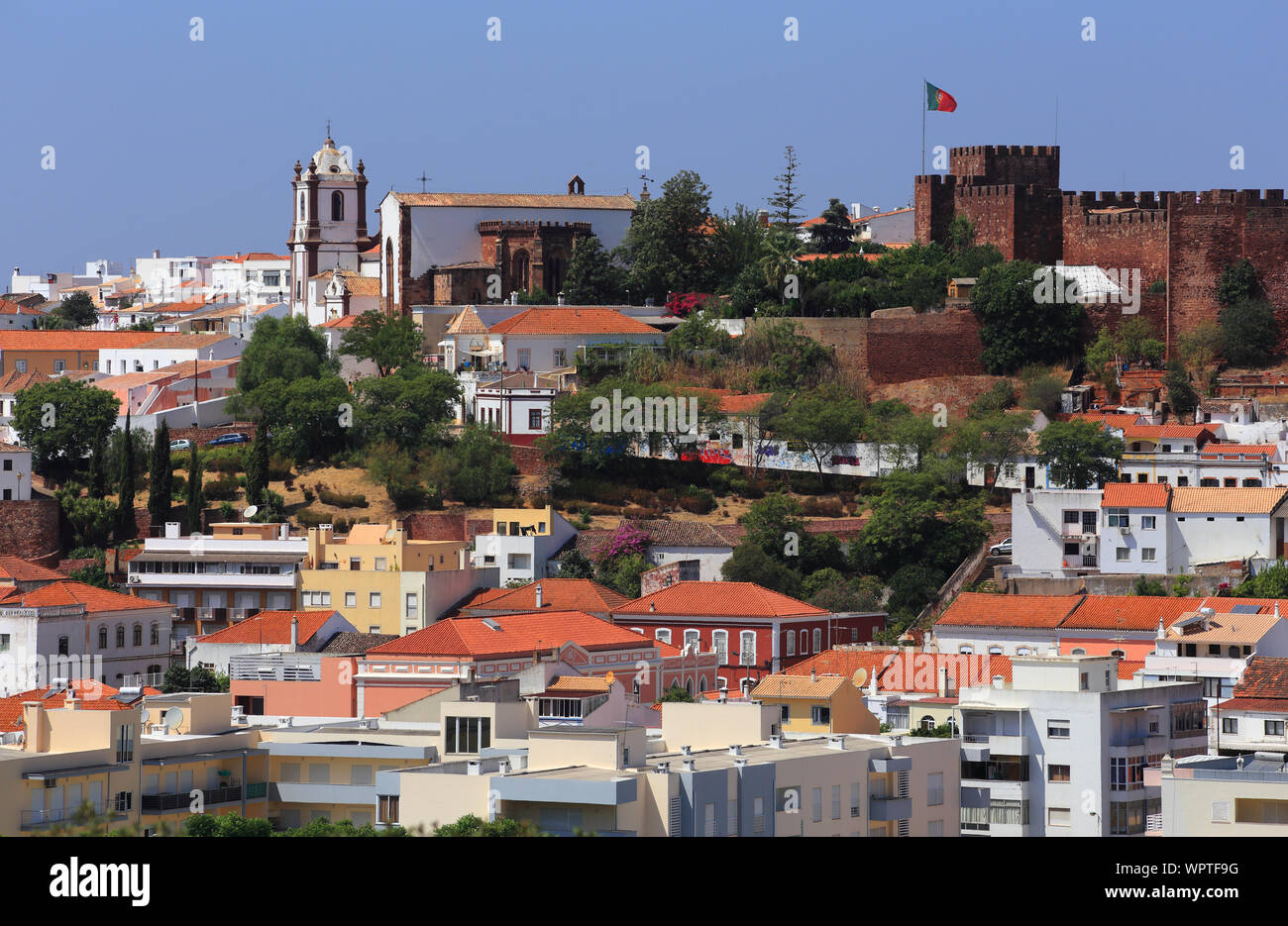 Portugal, Algarve, Panoramablick auf die mittelalterliche Stadt Silves - Kathedrale und die Burg am Horizont. Stockfoto