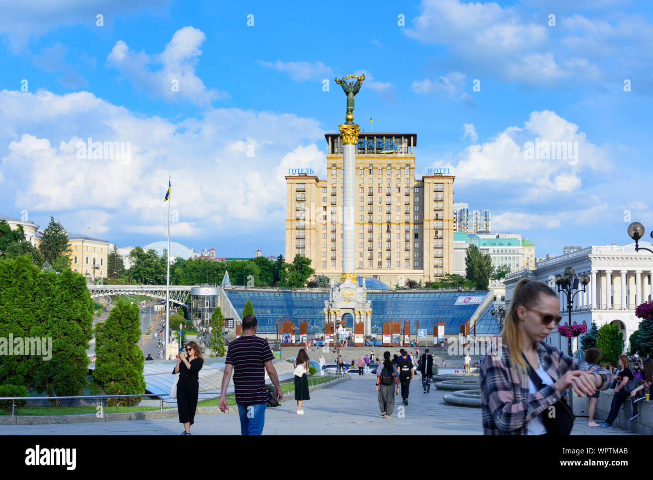 Kiew, Kiew: Maidan Nesaleschnosti (Platz der Unabhängigkeit), Hlobus' ( 'Globus') u-Shopping Mall, hotel, Independence Monument in der Ukraine, Kiew, U Stockfoto