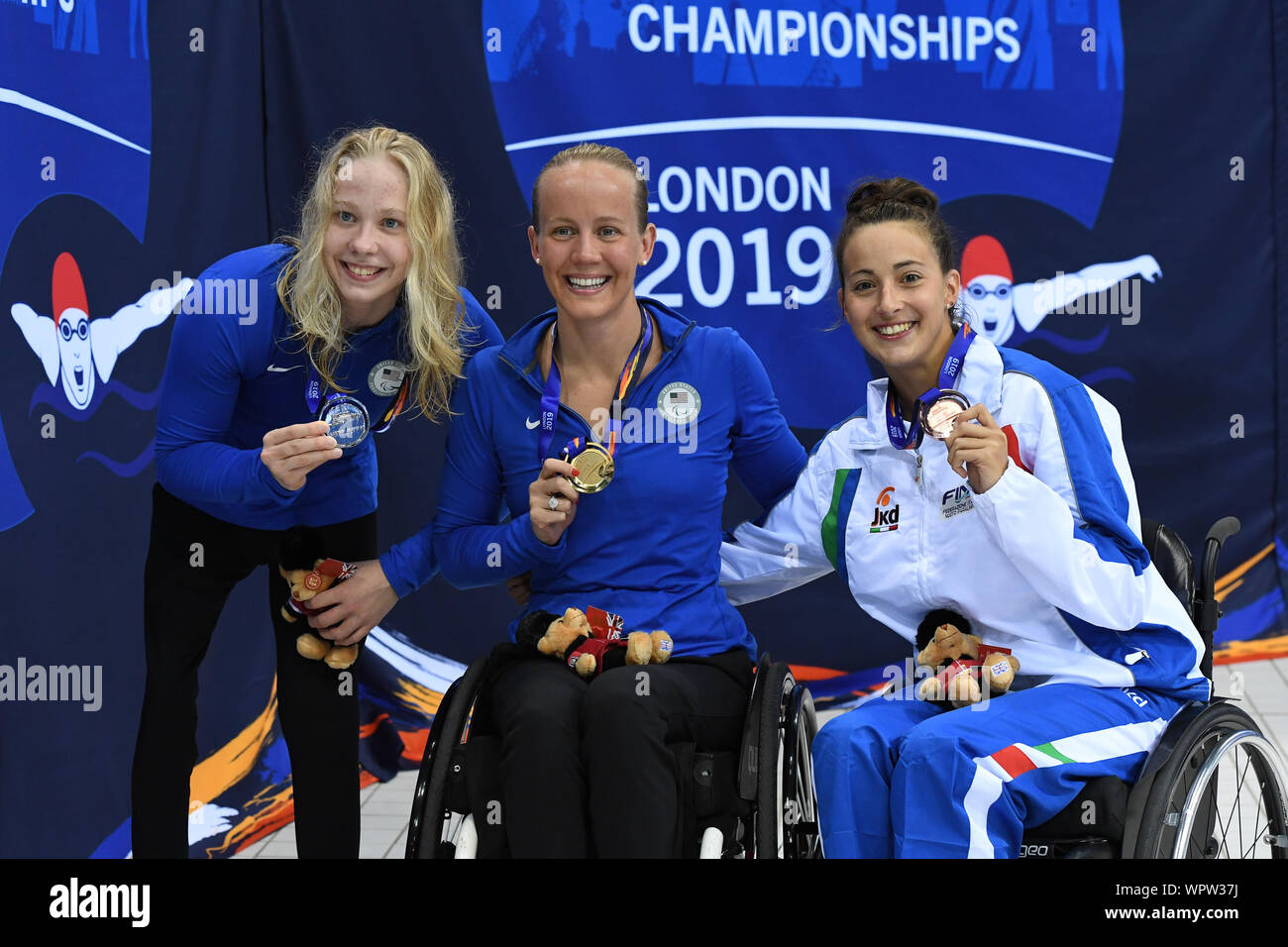 LONDON, VEREINIGTES KÖNIGREICH. 09 Sep, 2019. Mallory Weggemann der USA (gold) Julia Gaffney der USA (Silber) und Giulia Terzi von Italien (Bronze) pose mit ihren Medaillen, nachdem die Frauen die 50 m Schmetterling S7 Finalat Sieg Präsentation während 2019 weltweit Para Schwimmen Allianz Meisterschaften - Tag 1 Finale in London Aquatics Center am Montag, 09. September 2019. LONDON ENGLAND. Credit: Taka G Wu/Alamy leben Nachrichten Stockfoto