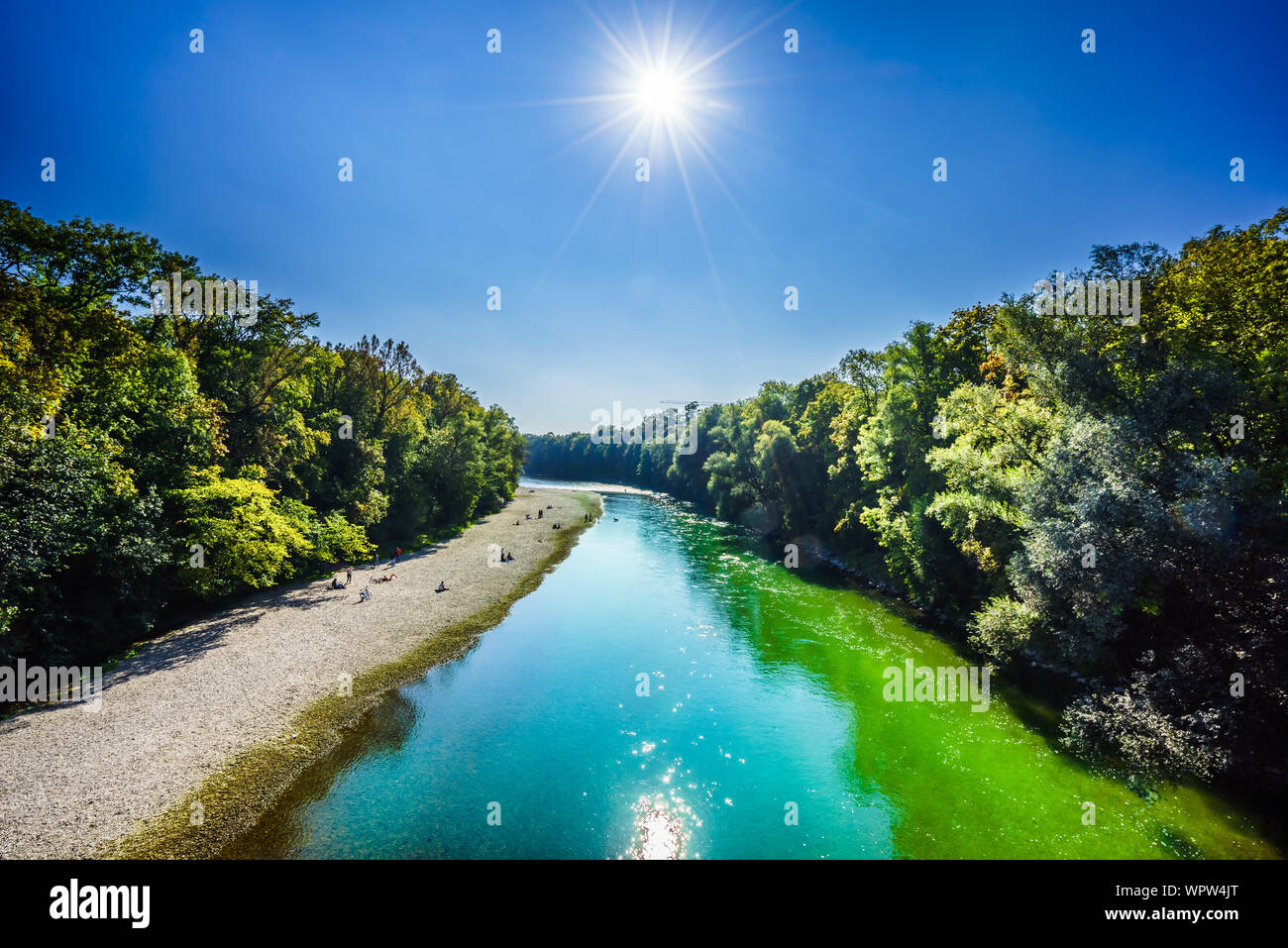 Blick auf Türkis Isar in München, Deutschland Stockfoto