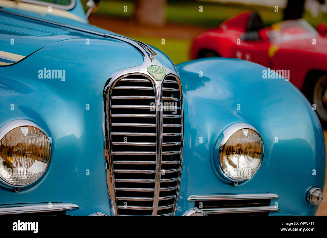Delahaye 1948 S Vorderansicht im Querformat mit Details aus poliertem Chrom und Scheinwerfern. Details auf poliertem, hellblauem Oldtimer. Stockfoto