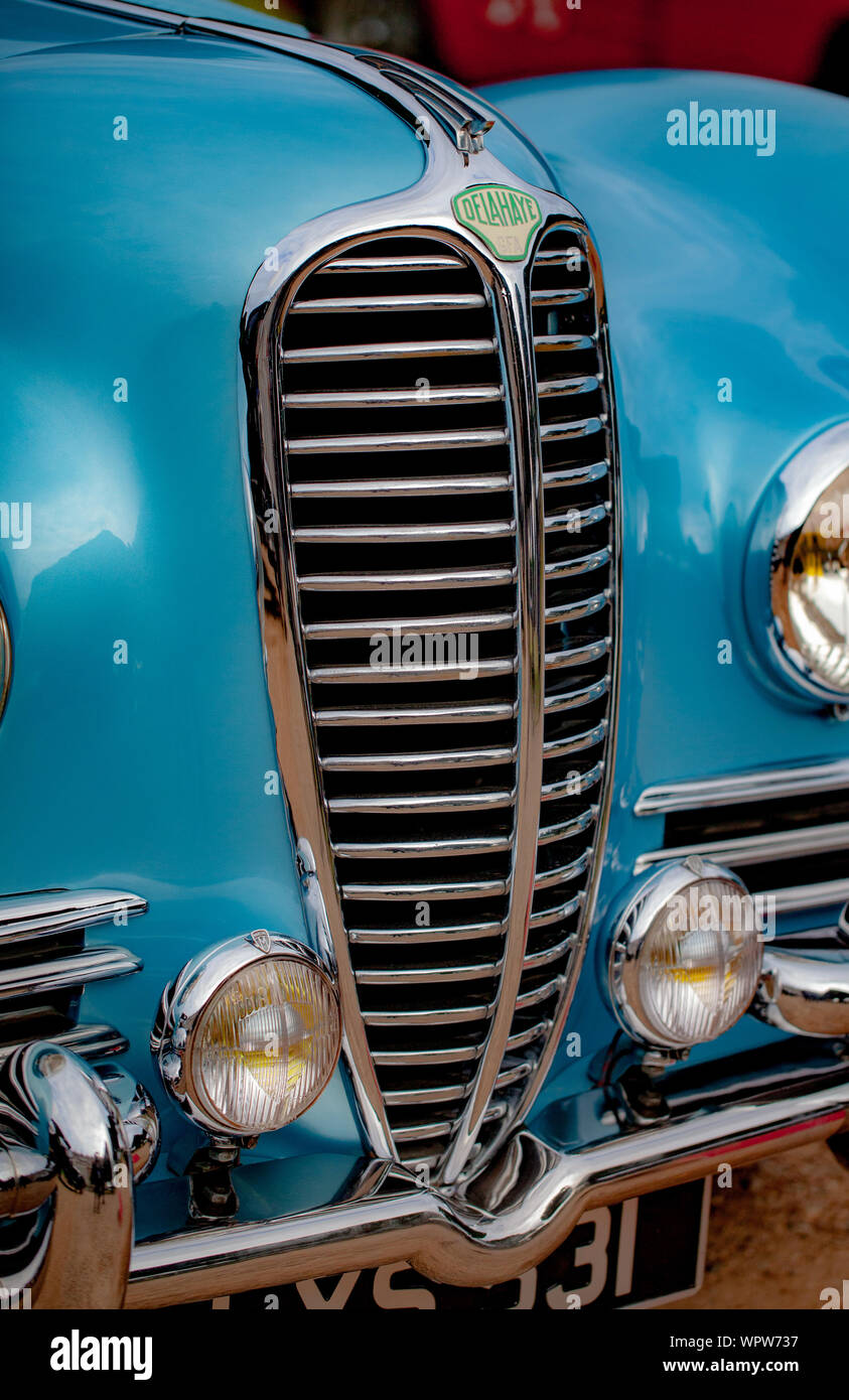 Delahaye 1948 S Portraitformat mit Details aus poliertem Chrom und Scheinwerfern. Details auf poliertem, hellblauem Oldtimer. Stockfoto