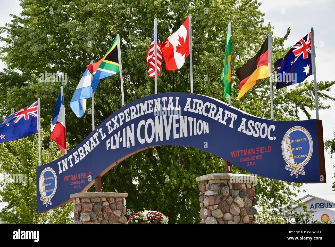 Blaue Torbogen am Eingang der EAA AirVenture (International Experimental Aircraft Association Fly-In-Übereinkommen), Oshkosh, Wisconsin, USA Stockfoto
