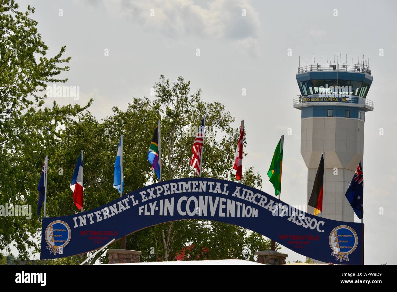 Blaue Torbogen am Eingang der EAA AirVenture (International Experimental Aircraft Association Fly-In-Übereinkommen), Oshkosh, Wisconsin, USA Stockfoto