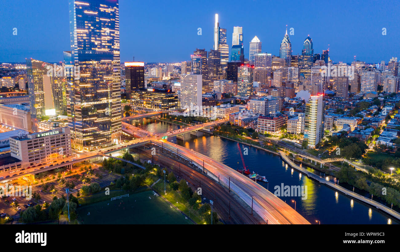 Die Stadt Pumpen, lebendige bunte Licht entlang des Flusses in Philadelphia, USA Stockfoto