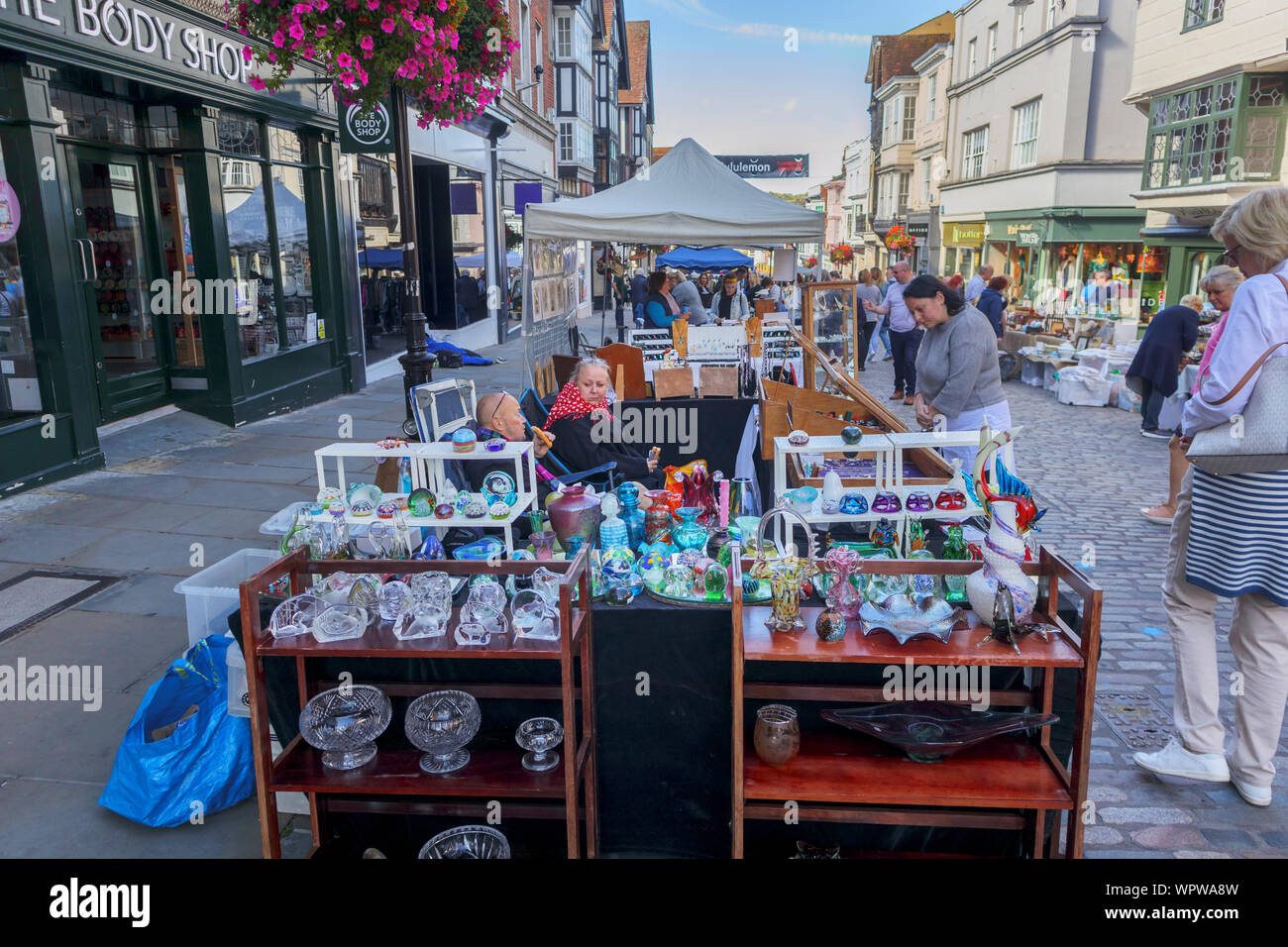 Glaswaren angezeigt, die für den Verkauf auf einen Stall in der Guildford Antike & Brocante Street Market, High Street, Guildford, Surrey, Südosten, England, Grossbritannien Stockfoto