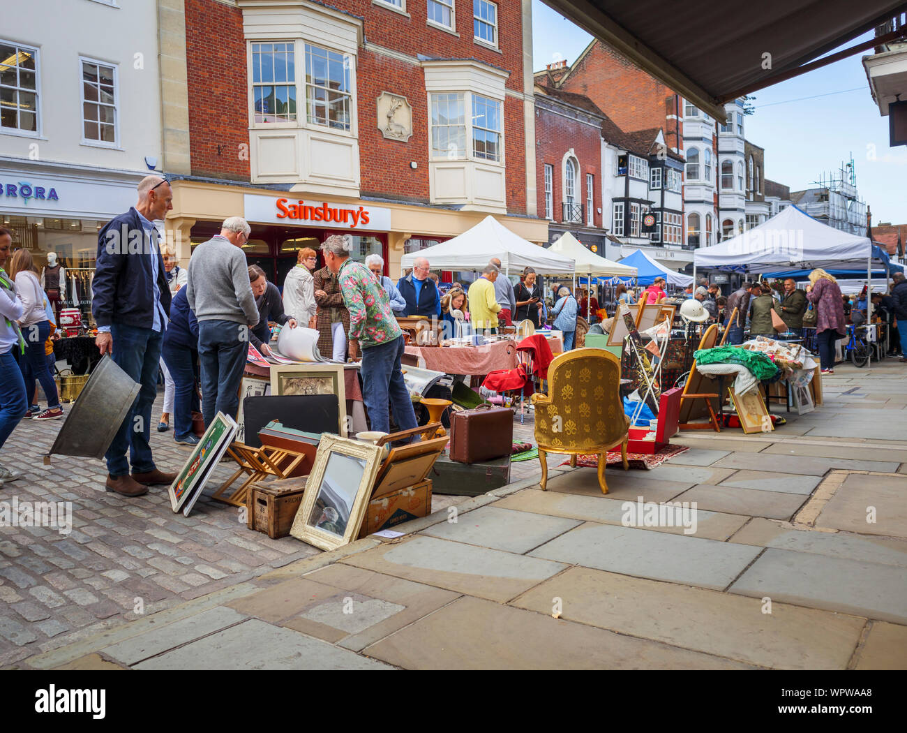 Antiquitäten angezeigt zum Verkauf auf einen Markt in der Guildford Antike & Brocante Street Market, High Street, Guildford, Surrey, Südosten, England, Grossbritannien Abschaltdruck Stockfoto