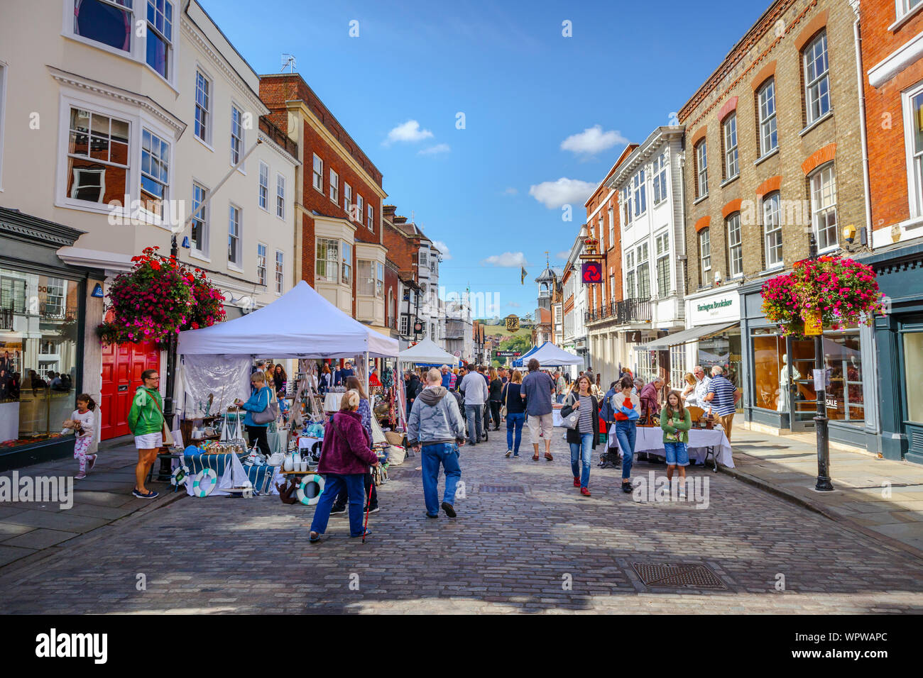 Abschaltdruck Blick auf den geschäftigen Guildford Antike & Brocante Street Market in der Fußgängerzone von High Street, Guildford, Surrey, Südosten, England, Grossbritannien Stockfoto