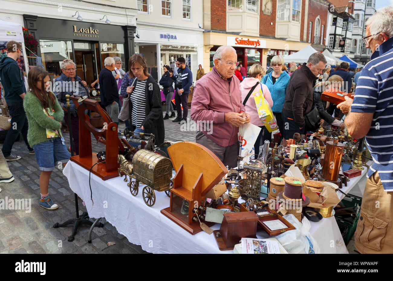 Antiquitäten angezeigt, die für den Verkauf auf einen Stall in der Guildford Antike & Brocante Street Market, High Street, Guildford, Surrey, Südosten, England, Grossbritannien Stockfoto