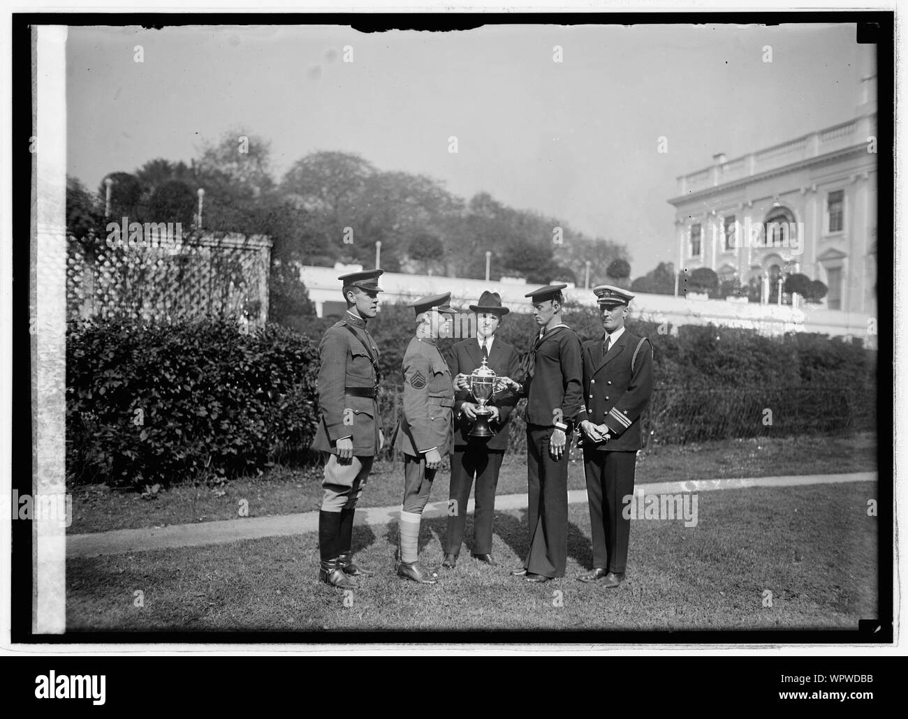 Maj. Paul Baade, Serg. H.O. Troupe, Coolidge, Cox, C.A. Ezell, Lt. Com. H.V. Bryan, [10/18/24] Stockfoto