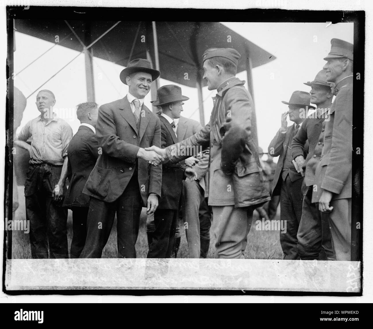 Maj. Scanlon, Commander an Bolling Field, grüßt Herr Lawson nach seiner Ankunft Stockfoto