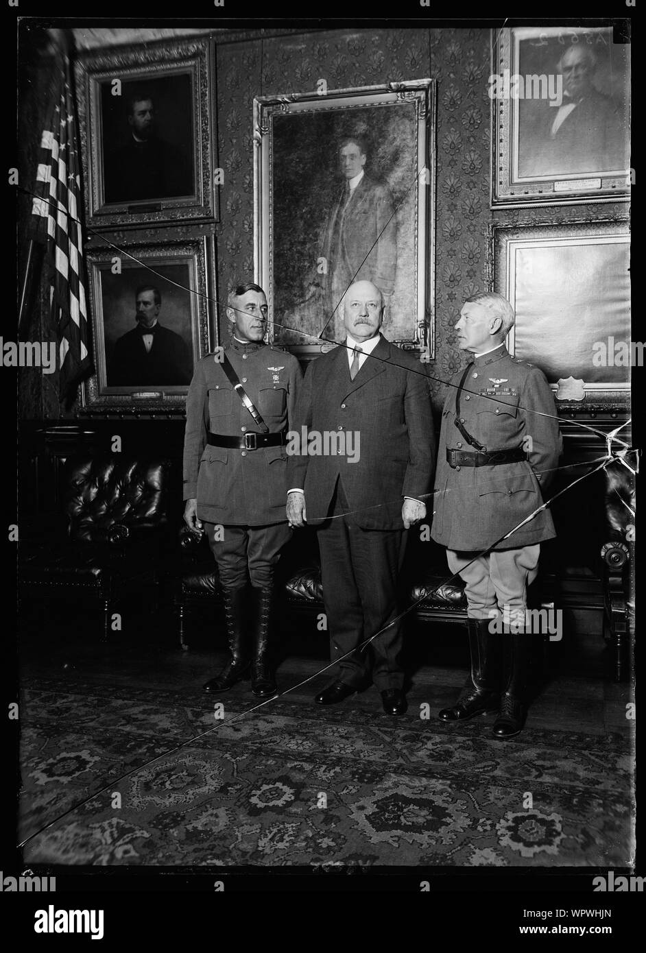 Große F.L. Martin, der von Washington als Kommandant der Runde der Armee-der-Welt-Flug und der fast ums Leben, als sein Flugzeug in einem Berg von Aleutian Range zertrümmert, berichtet 3 Gen. Maurer M. Patrick, Chef der Army Air Service. Nach dem treffen Sie sowohl auf Secy genannt. Der Krieg Wochen, Mitte. Links zu Rt.: Maj. Martin, Secy. Wochen und Gen. Patrick Stockfoto