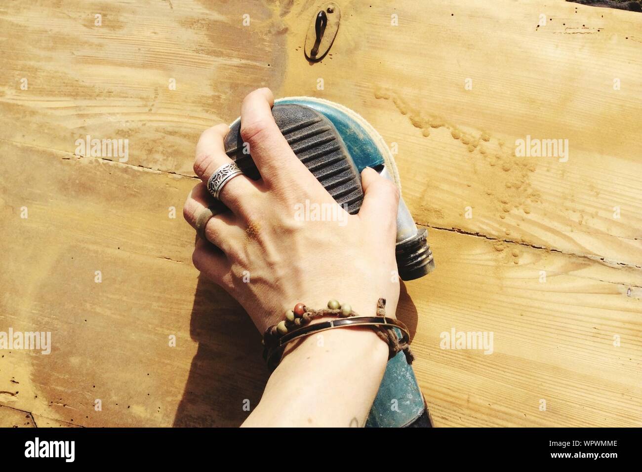 Hand bewegen Sander auf Holz Material Stockfoto