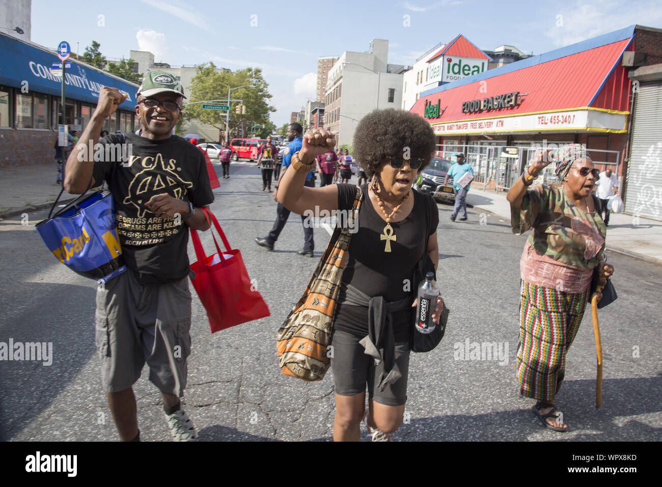 Die jährlichen Universal Hip Hop Parade für Soziale Gerechtigkeit statt zu Ehren von Marcus Garvey in der Bedford Stuyvesant Nachbarschaft von Brooklyn, New York. Aktivist 'alten Zeiten' führen die Parade. Stockfoto