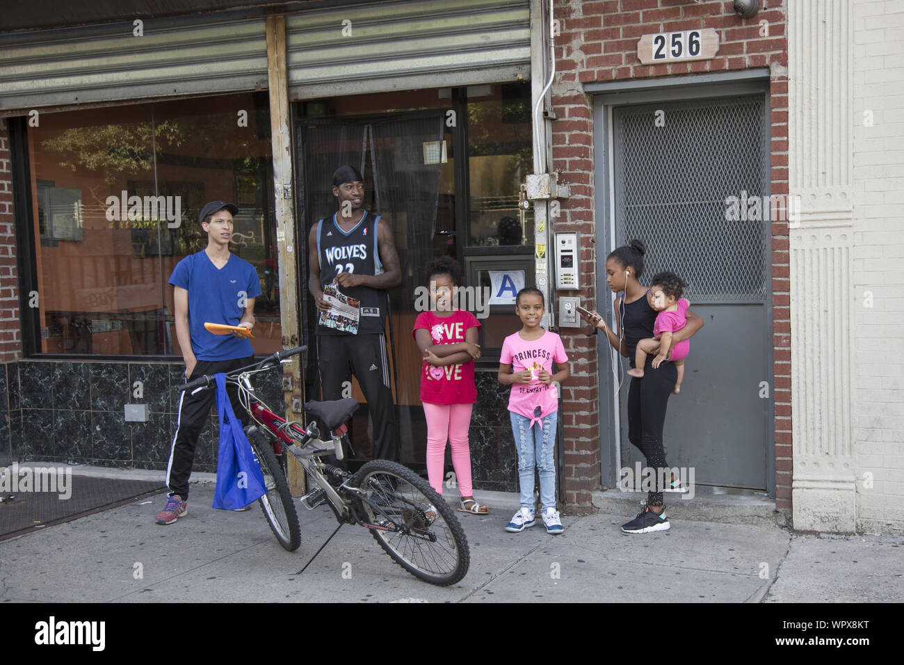 Die jährlichen Universal Hip Hop Parade für Soziale Gerechtigkeit statt zu Ehren von Marcus Garvey in der Bedford Stuyvesant Nachbarschaft von Brooklyn, New York. Stockfoto
