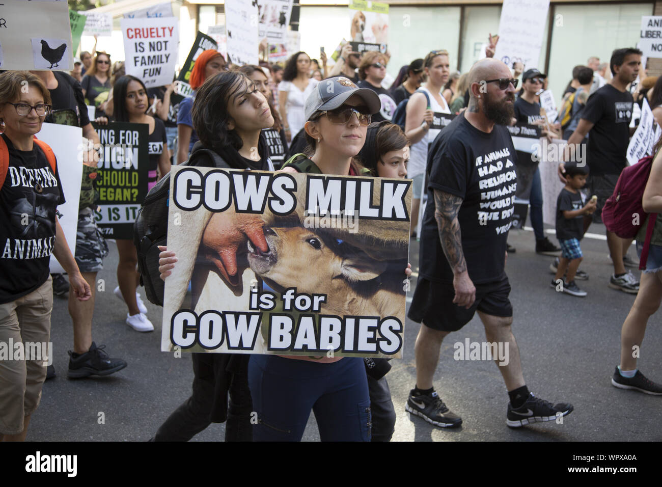 Die offizielle Tierrechte März am 24. August 2019 Broadway an der Flatiron Building gefüllt und Tompkins Square Park in New York City. Es fordert für den Schutz aller Tiere und auch "Go Vegan" für das Wohl des Planeten. Stockfoto