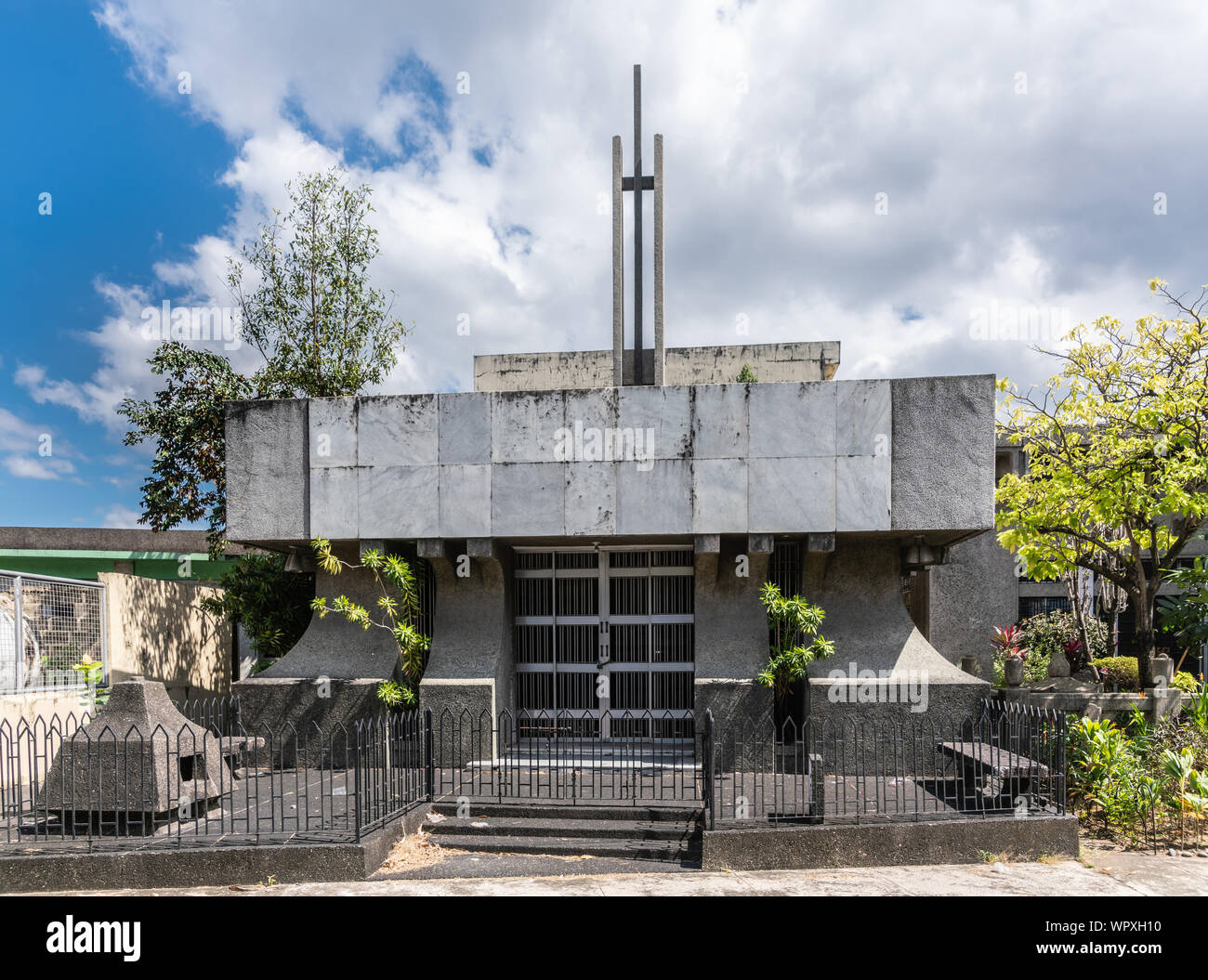 Manila, Philippinen - 5. März 2019: Chinesischer Friedhof in Santa Cruz  Teil der Stadt. Moderne Architektur Grab als Haus mit versteckten Kreuz auf  der Oberseite gebaut und Stockfotografie - Alamy