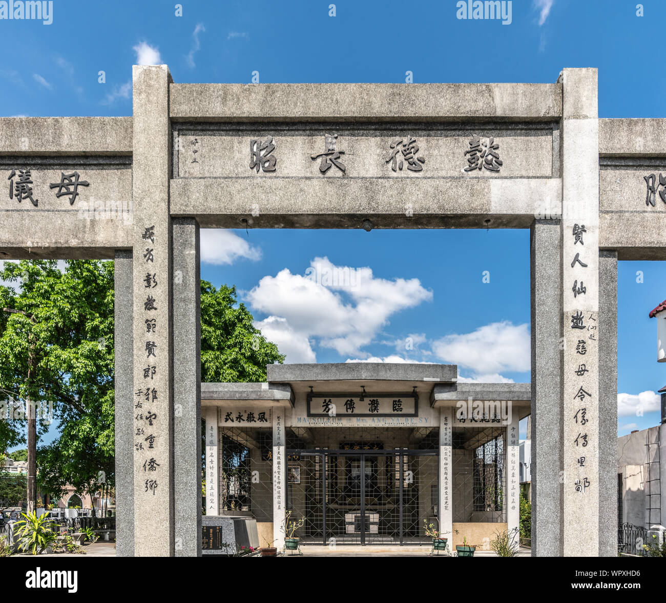 Manila, Philippinen - 5. März 2019: Chinesischer Friedhof im Stadtteil Santa Cruz. Mausoleum mit hohem Tor von Frau Ang Ya De Sy in graty Stein und Himmel Stockfoto