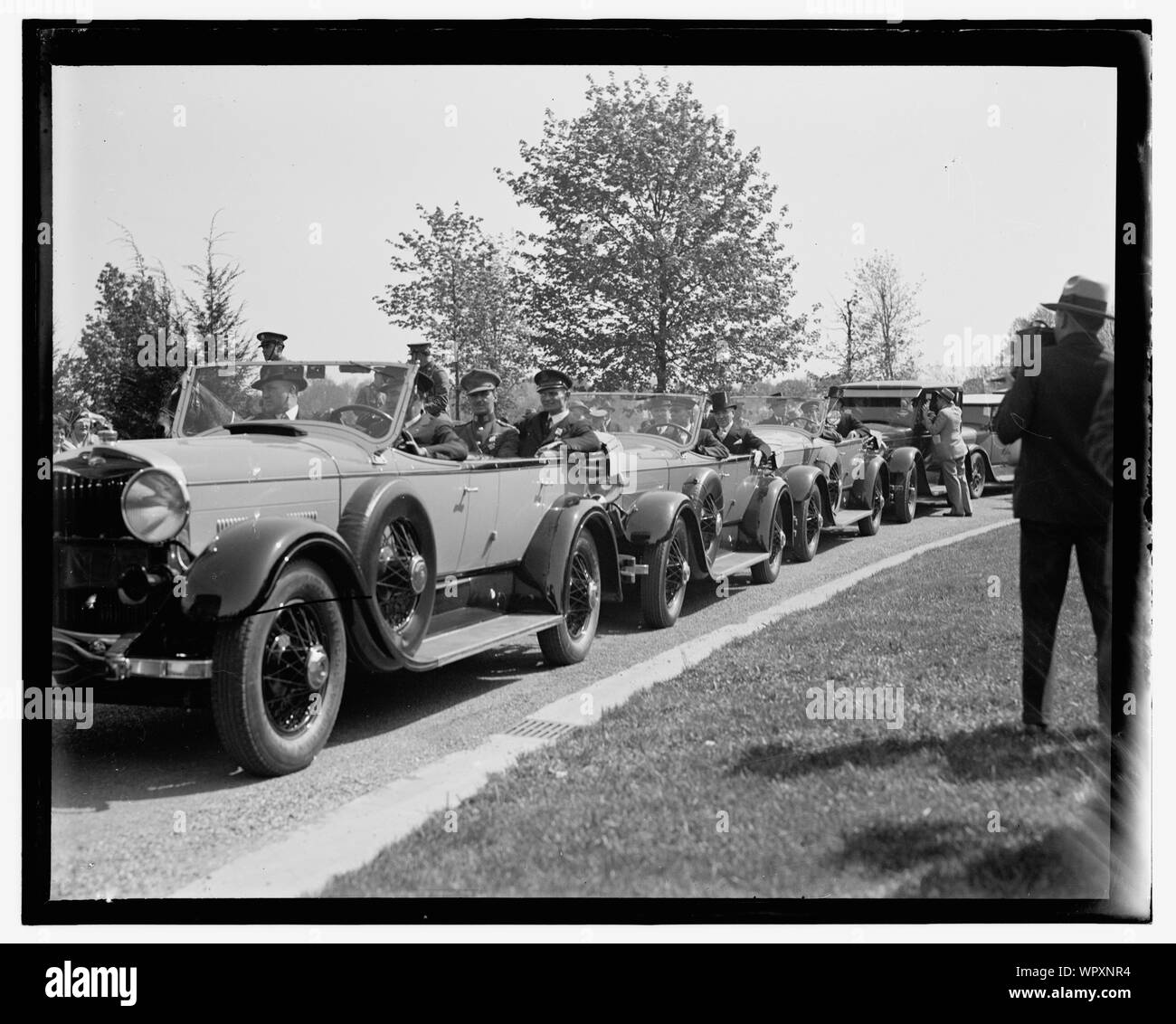 Mann, die Schlange von Autos fotografieren Stockfoto