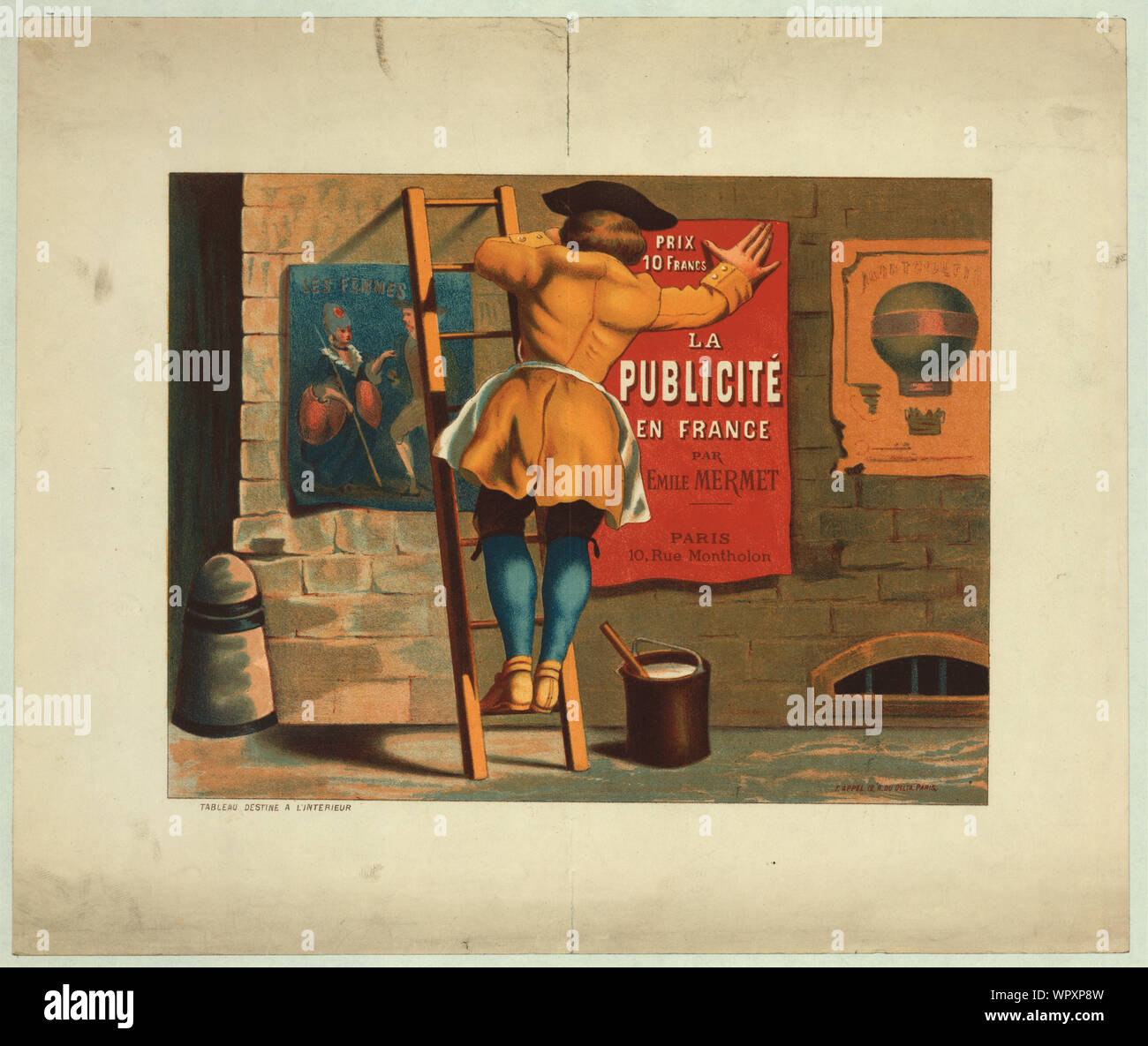 Mann Buchung einer Werbung für La Publicité en France par Emile Mermet auf eine Stadtmauer zwischen ein Poster von zwei Personen mit Untertiteln Les femmes und ein Poster von einem Montgolfier Heißluftballon; Stockfoto