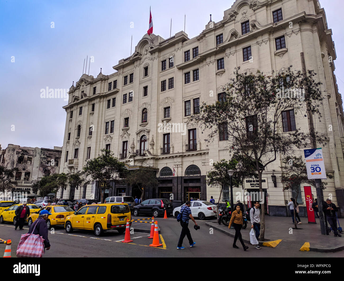 Taxistand am Plaza San Martin im alten Zentrum von Lima Stockfoto